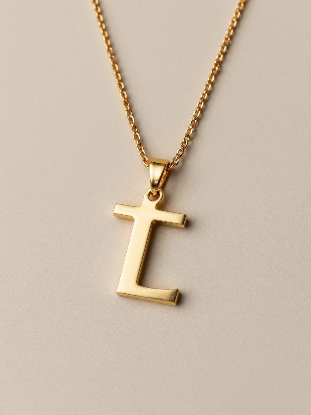 Collar con inicial en oro