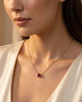 Mujer con Collar Rubí Rojo MALLIENA