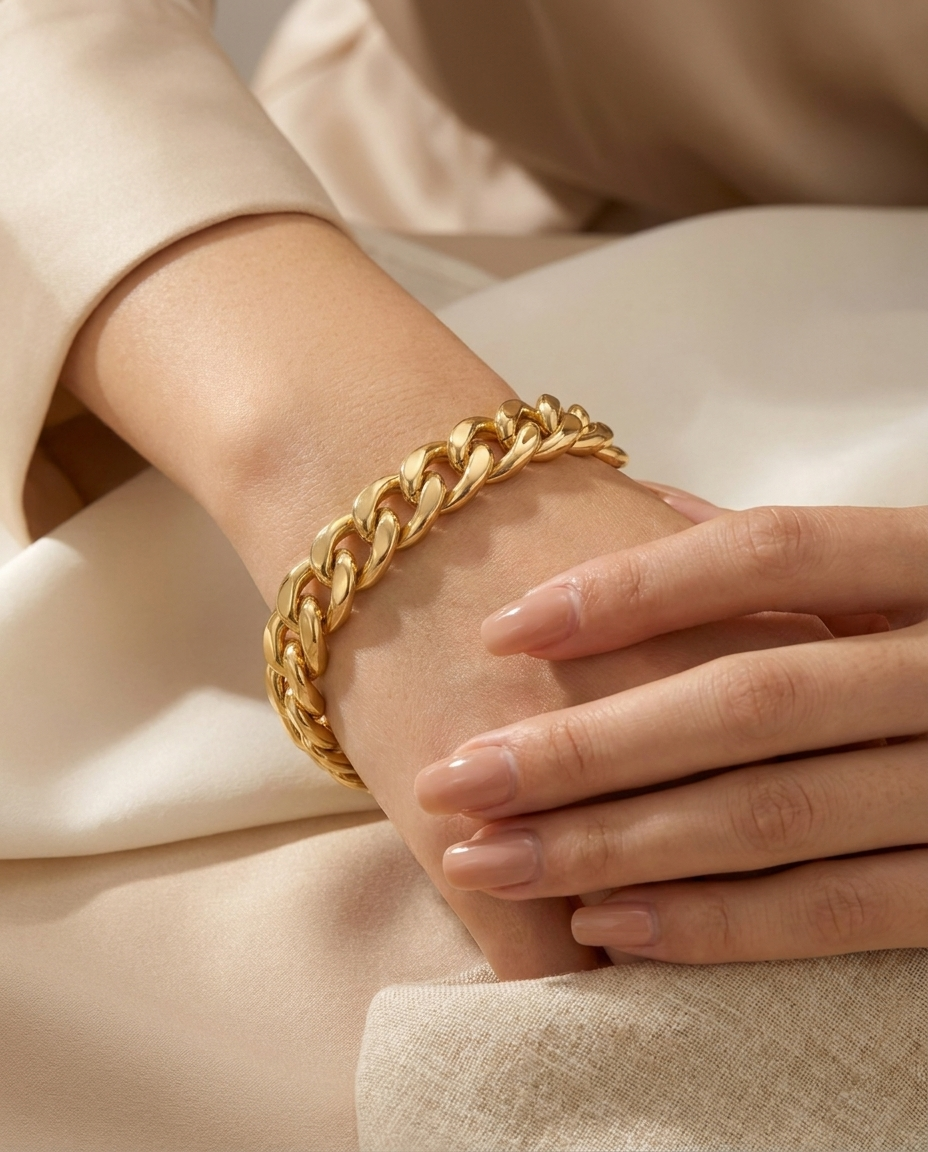 Mujer con Pulsera Cubana MALLIENA