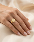 Mujer con Anillo Sello MALLIENA