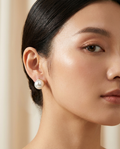 Mujer con Pendientes Perla Grande MALLIENA