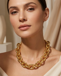 Mujer con Collar Cadena Gruesa dorado MALLIENA