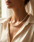 Mujer con el Collar Choker de Perlas MALLIENA
