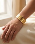 Mujer con la Pulsera Cuff Ancha MALLIENA