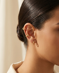 Mujer con el set de Pendientes Ear Cuff MALLIENA