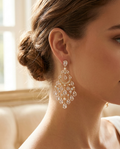 Mujer con los Pendientes Chandelier MALLIENA