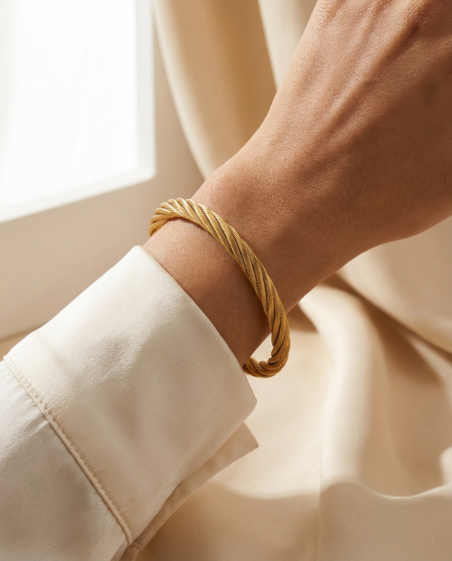 Mujer con la Pulsera Cable Trenzado MALLIENA